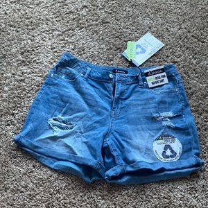 D. Jeans Distressed Light Wash Recycled Vintage Denim High Waist Short